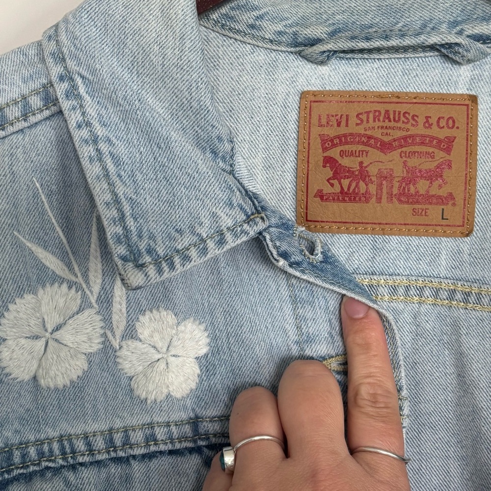 • [Levi’s] Embroidered Jean Jacket • - Picture 5 of 9